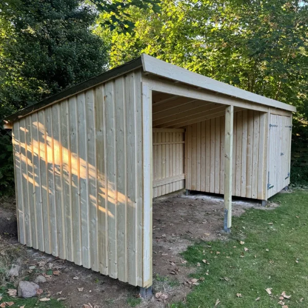 Guldklasse: Nordic Multihus 3-moduler med dobbeltdr og ben front i ubehandlet tr p 14m2