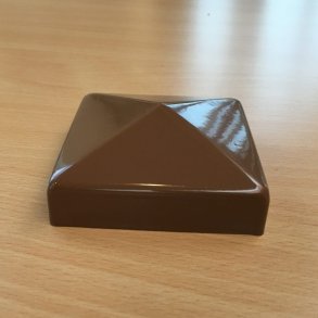 Pulverlakeret brun galvaniseret stolpehat 81x81mm