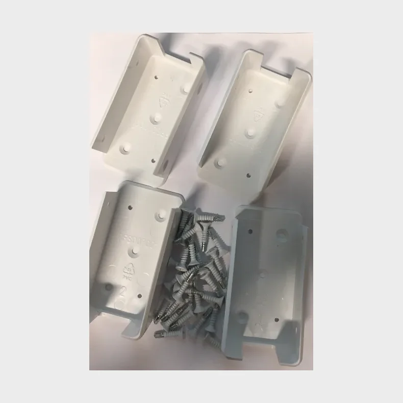 1 s�t PVC beslag med skruer ialt 4stk beslag