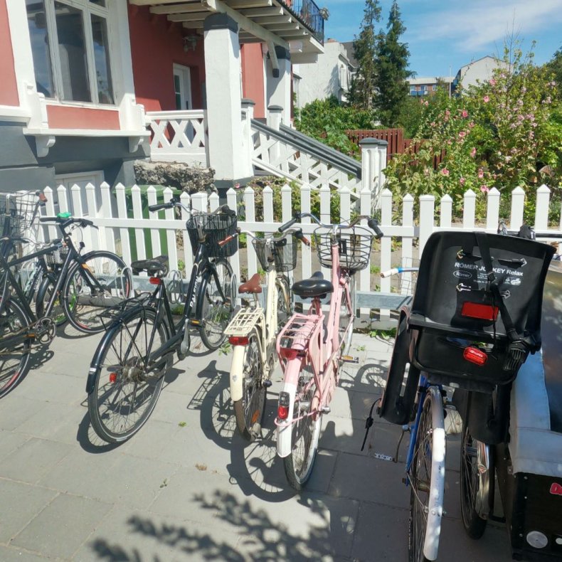 PVC Skagen hegn med bue opad og brede stave i 180x120cm