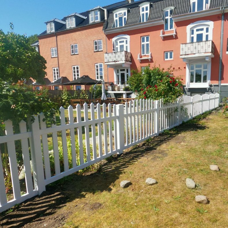 PVC Skagen hegn med bue opad og brede stave i 180x150cm 