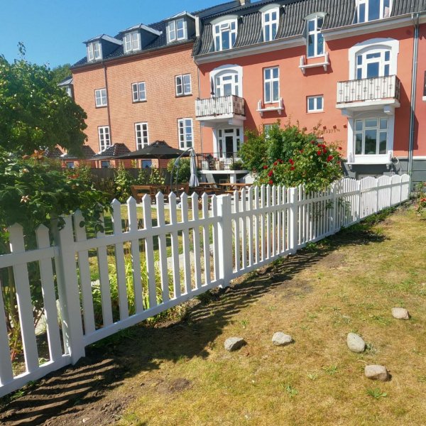 PVC Skagen hegn bue opad med brede stave i 180x120cm (BxH)