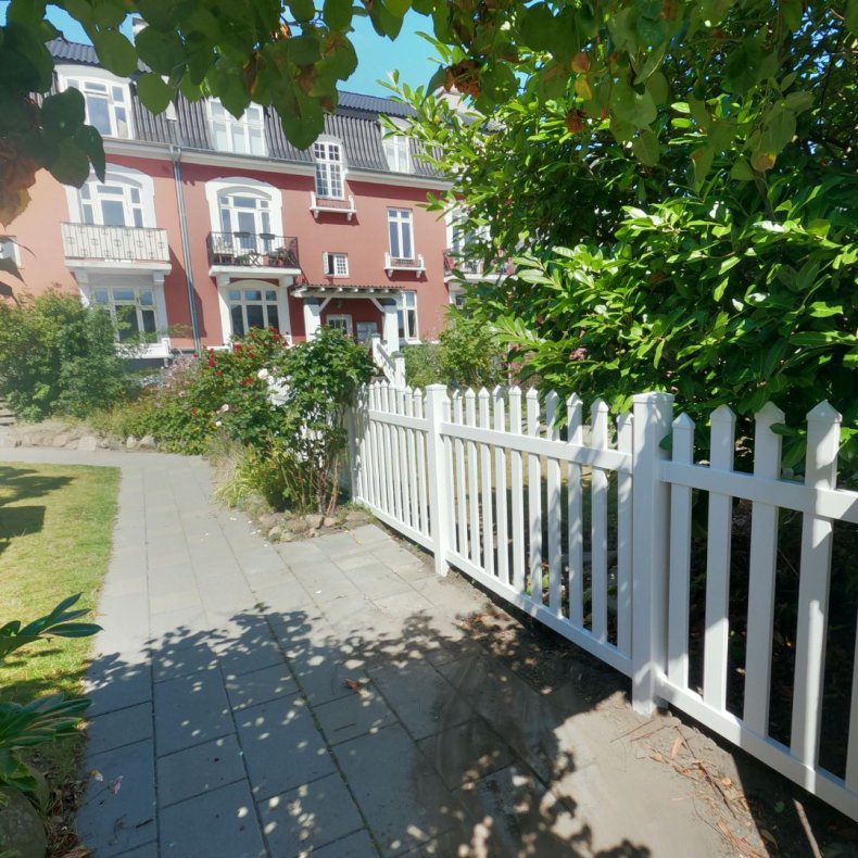 PVC Skagen hegn med bue opad og brede stave i 180x100cm 