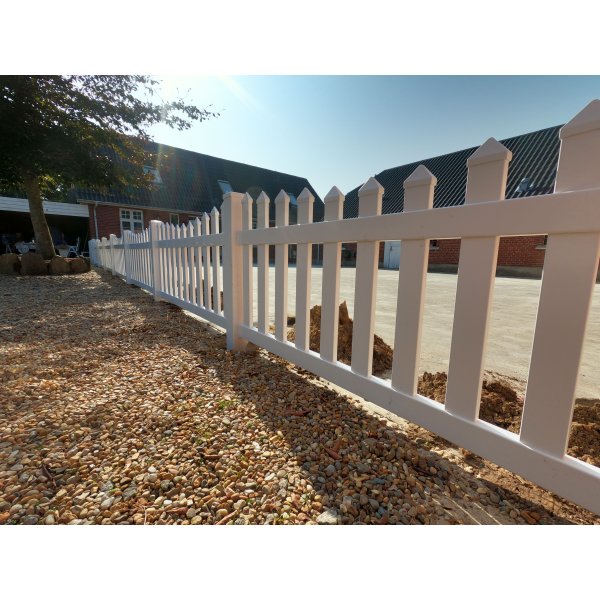 PVC Skagen hegn bue nedad med brede stave i 180x80cm (BxH)