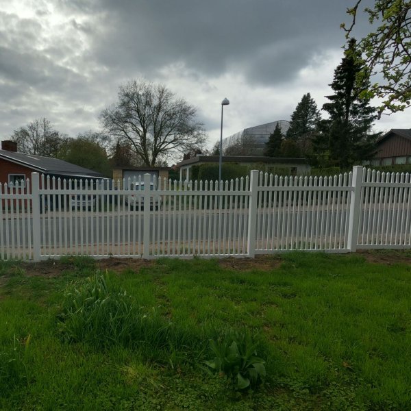 Guldklasse: Skagen hegn bue nedad med smalle stave inkl. pvc stolper og tilbehr