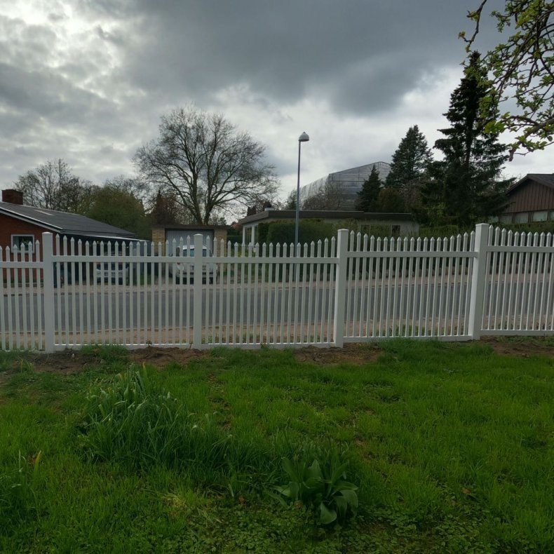 Skagen hegn bue nedad med smalle og pvc stolper - Guldklasse