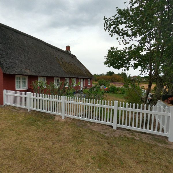 PVC Skagen hegn lige med smalle stave i 180x150cm (BxH)