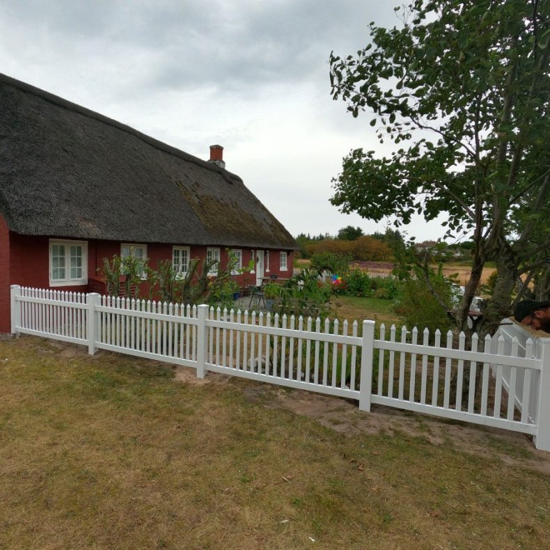 Skagen plastik hegn med lige smalle stave i 180x100cm