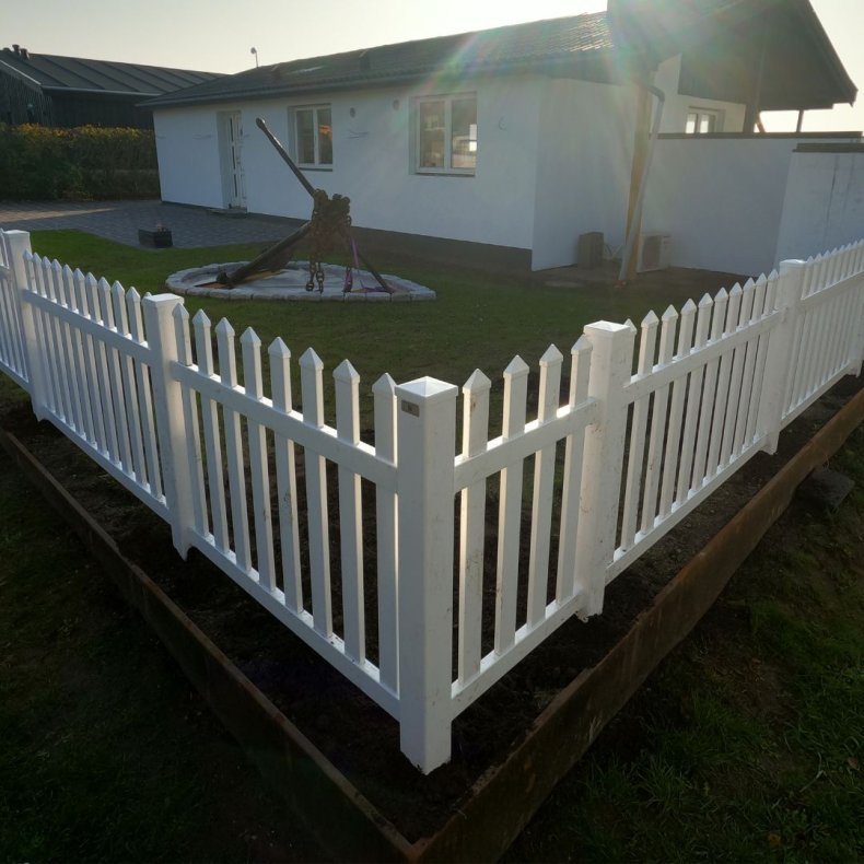 PVC Skagen hegn med lige brede stave i 180x100cm