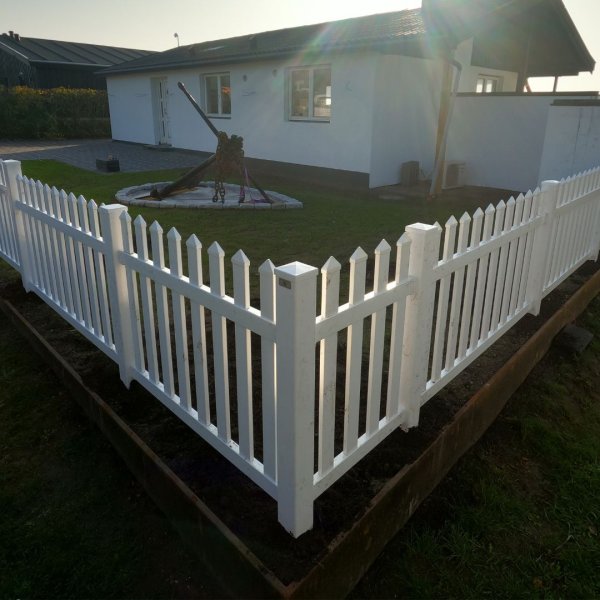 PVC Skagen hegn lige med brede stave i 180x120cm (BxH)