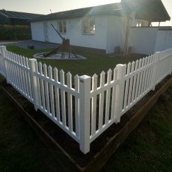 Guldklasse: Skagen hegn lige med brede stave inkl. pvc stolper og tilbehr