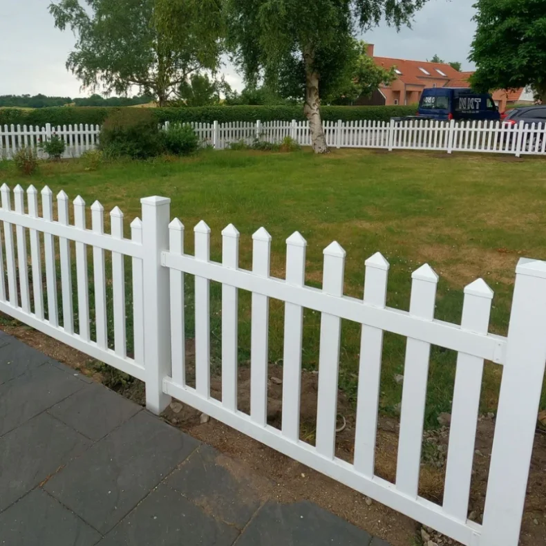 PVC Skagen hegn med bue opad og brede stave i 180x120cm