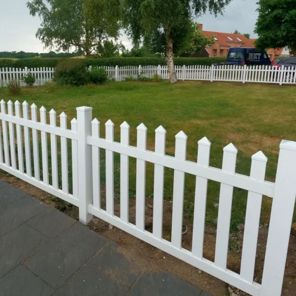 PVC Skagen hegn bue opad med brede stave i 180x150cm (BxH)