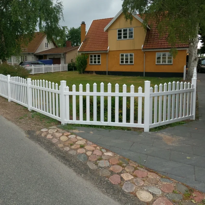 PVC Skagen hegn med bue opad og lige brede stave i 180x80cm