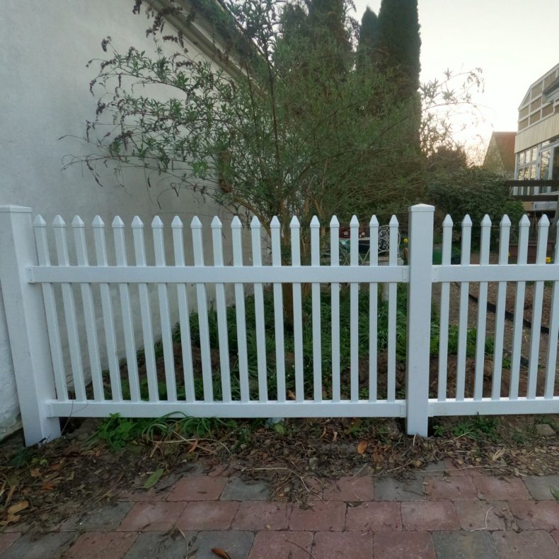 PVC Skagen hegn med lige smalle stave i 180x120cm 