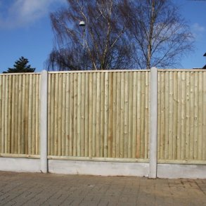 Lodret raftehegn med betonstolper og betonbundplade - Guldklasse