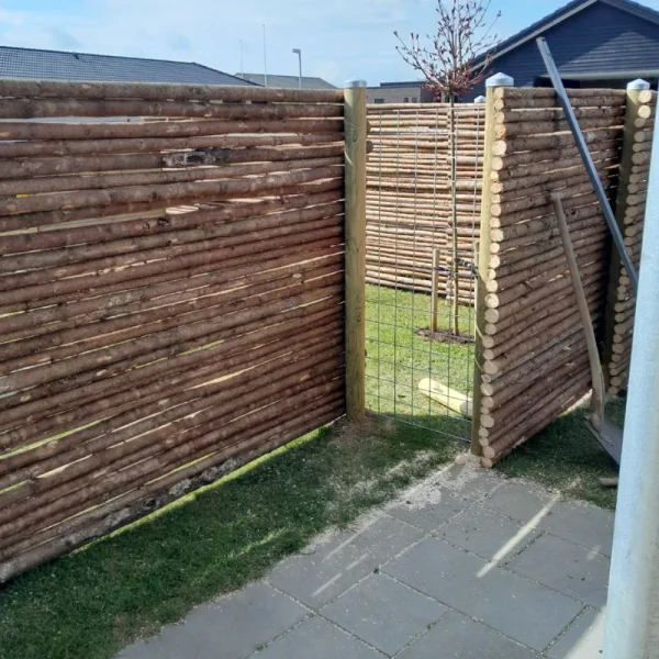 Raftehegn med bark 47 cm inkl. trstolper og tilbehr - Guldklasse