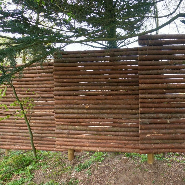 Raftehegn med bark 5-9cm rafter med ROBINIESTOLPER - Platinklasse