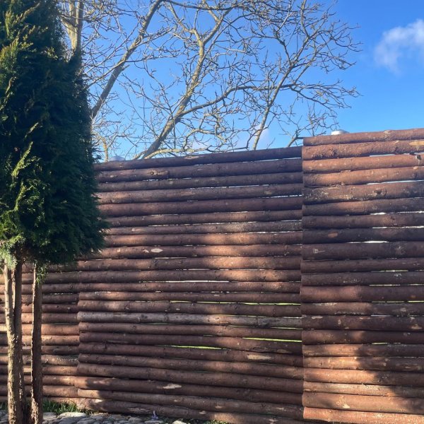 Platinklasse: Raftehegn med bark 5-9cm rafter inkl. ROBINIESTOLPER og tilbehr