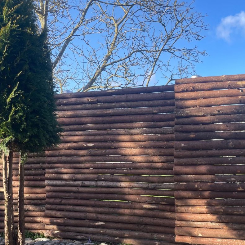 Raftehegn med bark 5-9cm rafter med ROBINIESTOLPER - Platinklasse