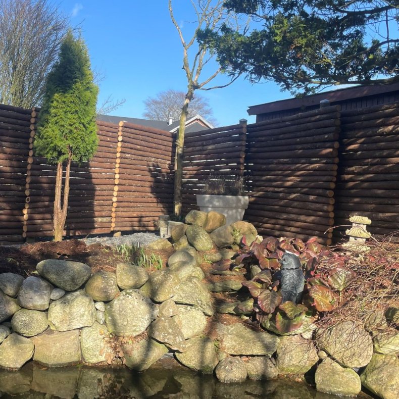 Raftehegn med bark 5-9cm rafter med ROBINIESTOLPER - Platinklasse