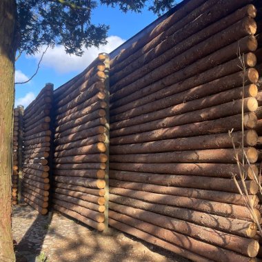Raftehegn med bark (hegnsmodel)