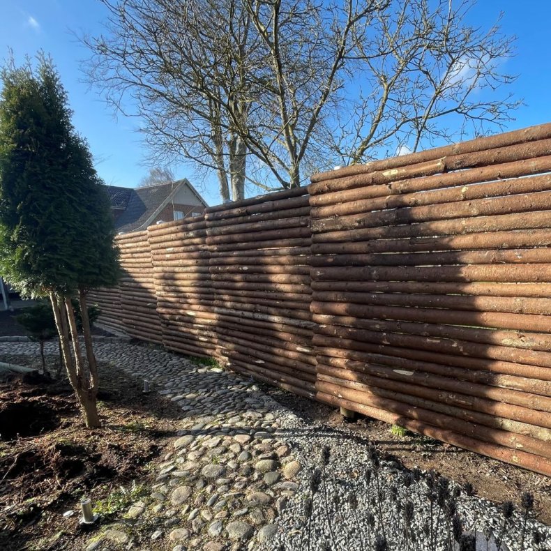 Raftehegn med bark 5-9cm rafter med ROBINIESTOLPER - Platinklasse