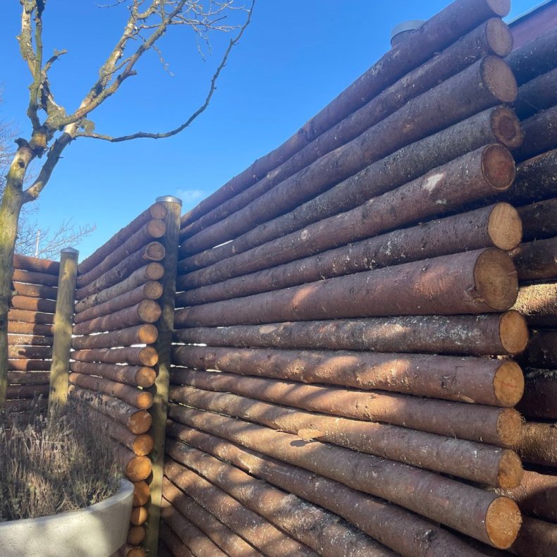 Raftehegn med bark 5-9cm rafter med ROBINIESTOLPER - Platinklasse