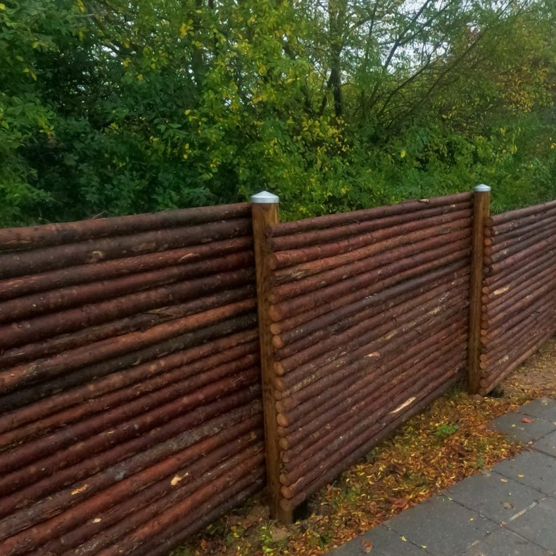 Raftehegn med bark 5-9cm rafter med ROBINIESTOLPER - Platinklasse