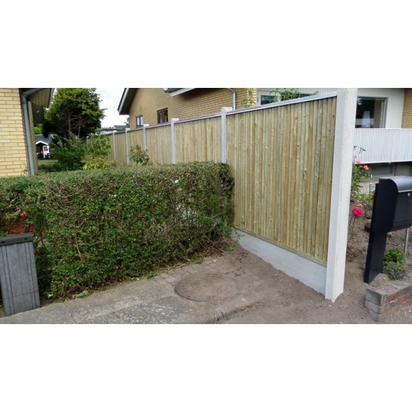 Guldklasse: Lodret raftehegn inkl. betonstolper, betonbundplade og tilbehr