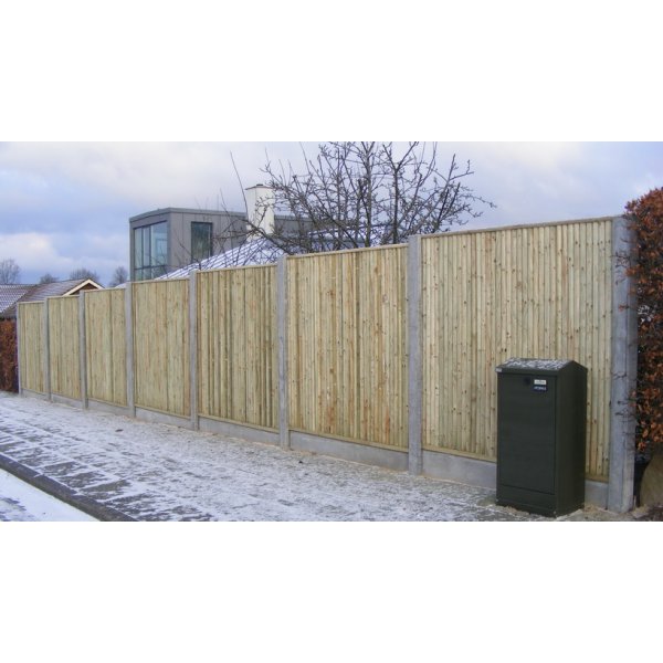 Guldklasse: Lodret raftehegn inkl. betonstolper, betonbundplade og tilbehr