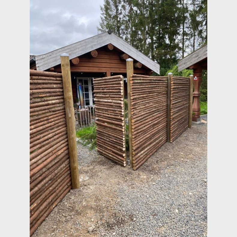 Raftelge med bark vandret tilpasset hegnet (prisen glder kun ved montage)