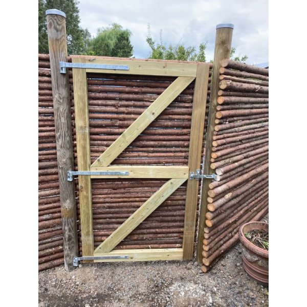 Raftelge med bark vandret tilpasset hegnet (prisen glder kun ved montage)