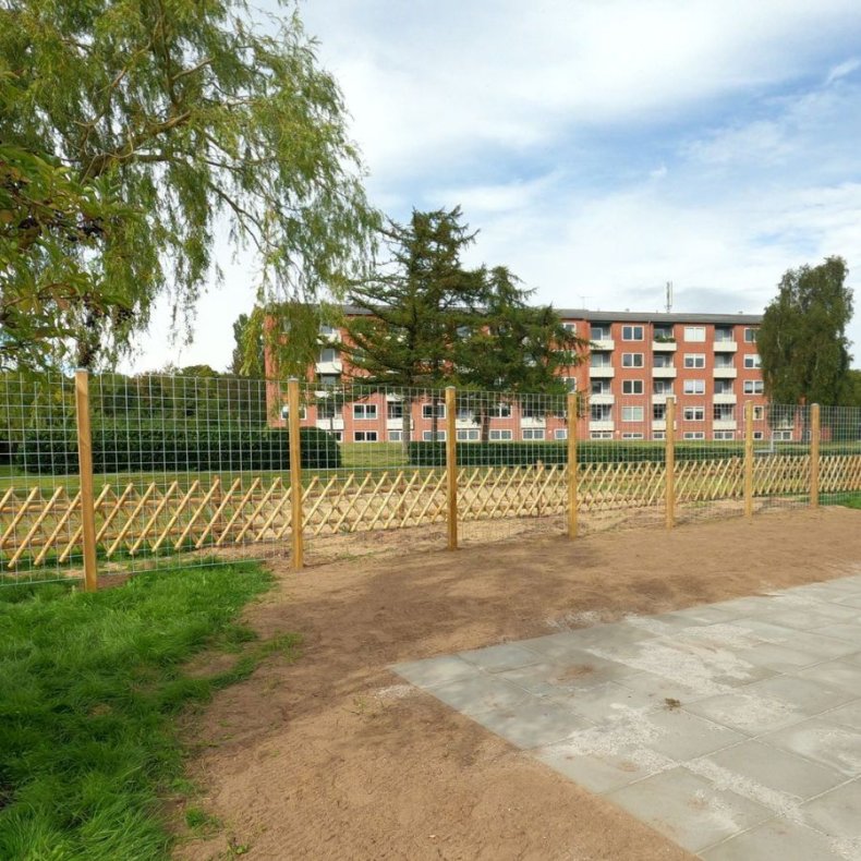 Rionethegn med trykimprgnerede trstolper af model Billund - Slvklasse