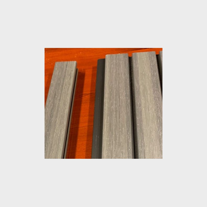 Samos lodret komposithegn med alustolper - Slvklasse