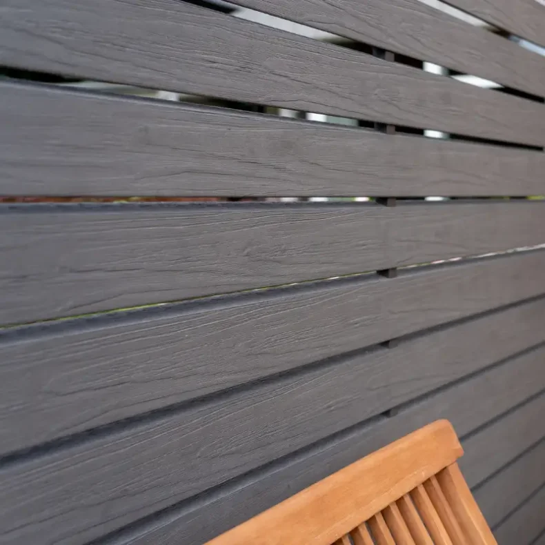 Santorini komposithegn med rhombeprofiler med alustolper i antracit - Slvklasse