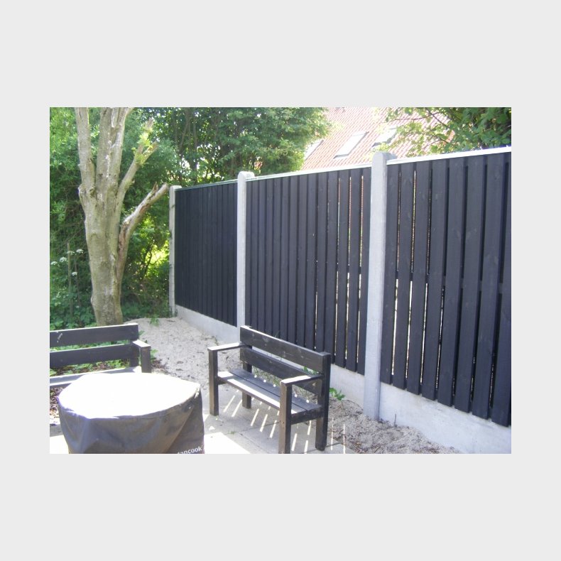 Lodret brddehegn i sortmalet trykimprgneret gran 189x120cm (150cm over jord)