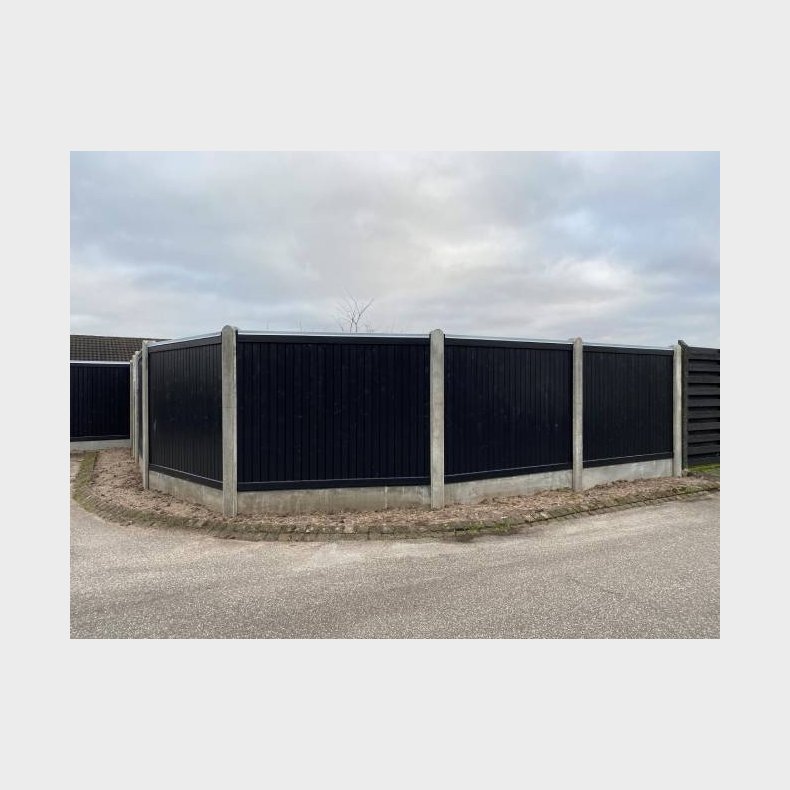 Lgtehegn i sortmalet trykimprgneret gran 189x180cm (210cm over jord)