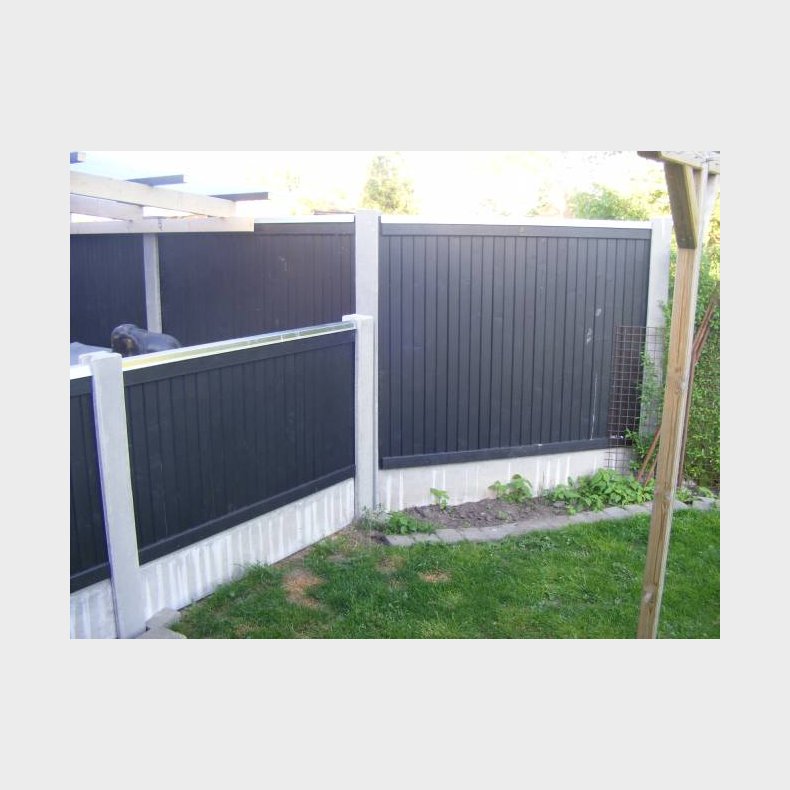 Lgtehegn i sortmalet trykimprgneret gran 189x180cm (210cm over jord)