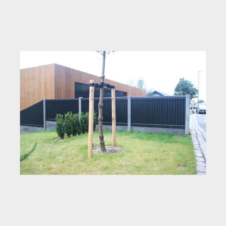 Lgtehegn i sortmalet trykimprgneret gran 189x180cm (210cm over jord)