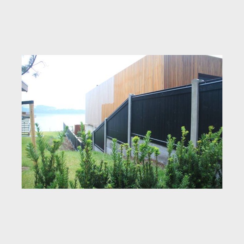 Lgtehegn i sortmalet trykimprgneret gran 189x180cm (210cm over jord)