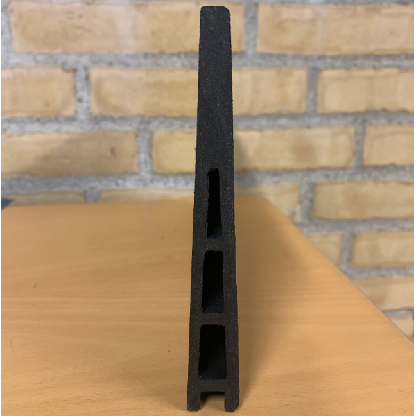 Stockholm komposithegn med aluminiumsstolper i antracit