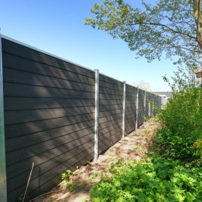 Bronzeklasse: Stockholm dobbeltklink komposithegn med smalle galv. st�lstolper og tilbeh�r