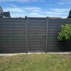 Stockholm komposithegn med aluminiumsstolper i antracit