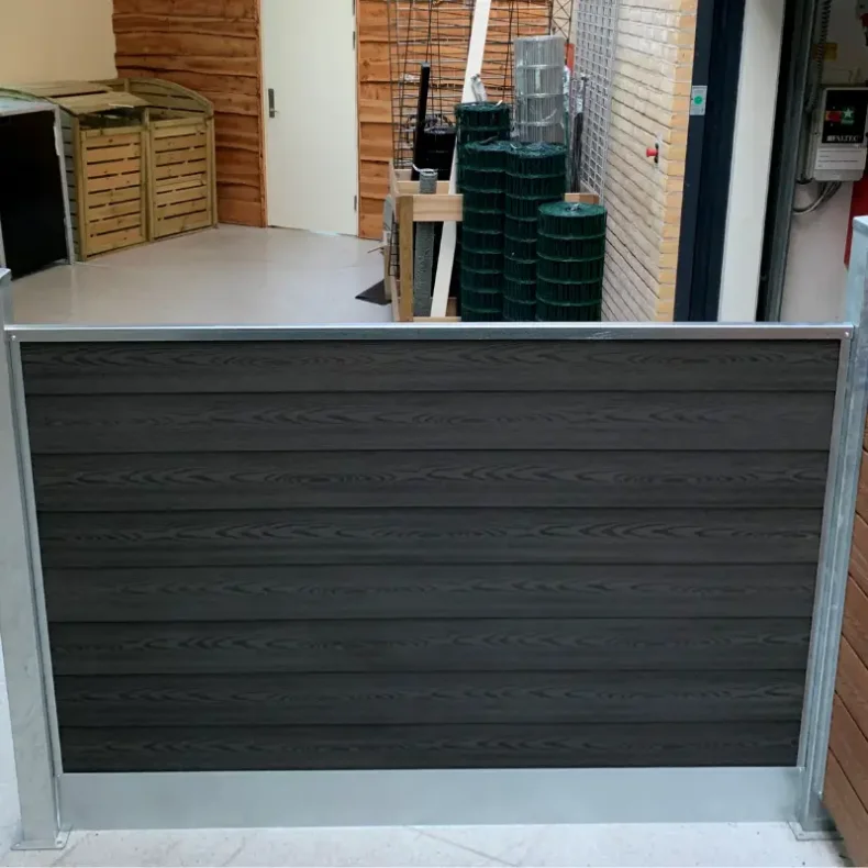 Stockholm komposithegn med stlbundplade og galvaniserede stlstolper - Slvklasse