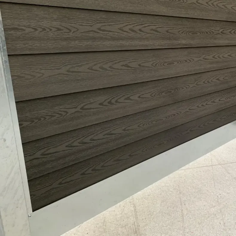 Stockholm komposithegn med stlbundplade og galvaniserede stlstolper - Slvklasse