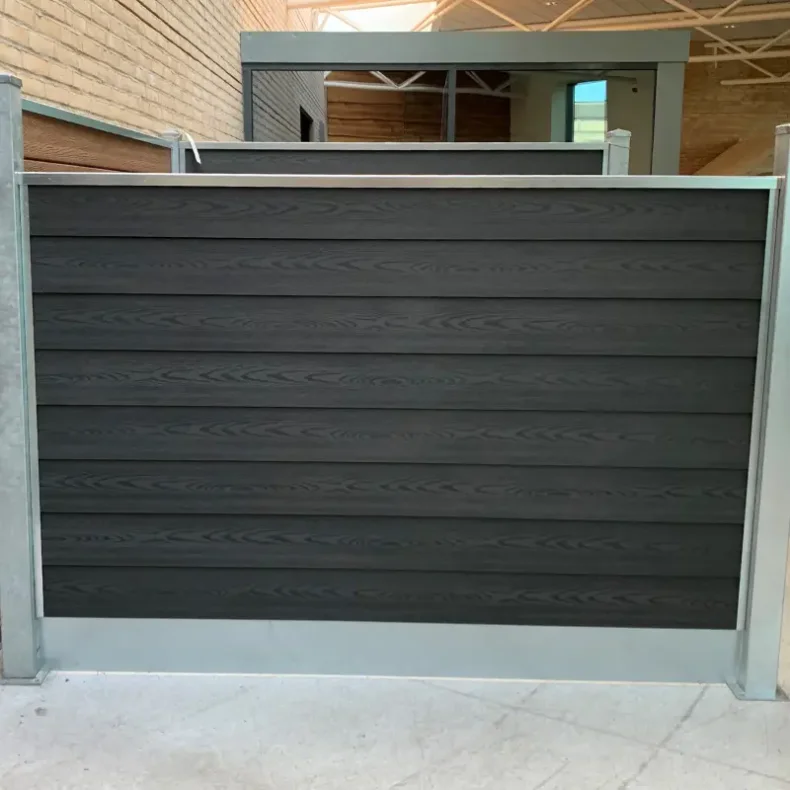 Stockholm komposithegn med stlbundplade og galvaniserede stlstolper - Slvklasse