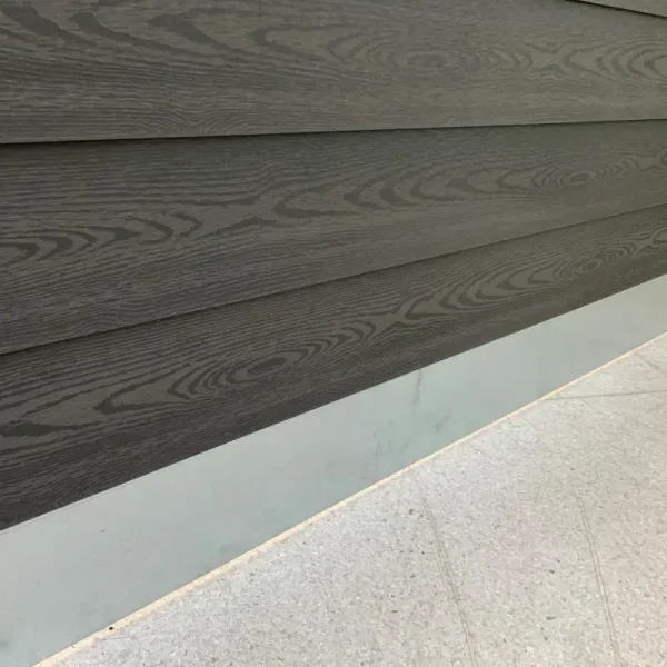 Slvklasse: Stockholm komposithegn med stlbundplade, galvaniserede stlstolper og tilbehr