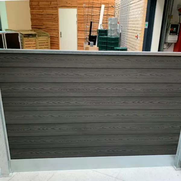 Slvklasse: Stockholm komposithegn med stlbundplade, galvaniserede stlstolper og tilbehr