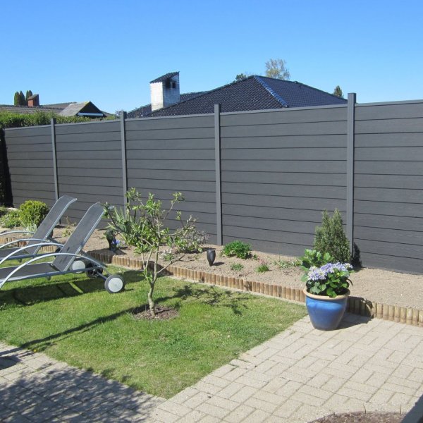 Stockholm komposithegn med aluminiumsstolper i antracit